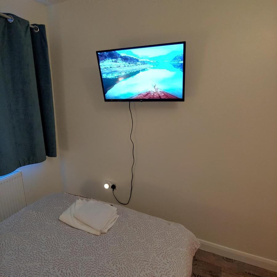 Ensuite Master Bedroom, Private Bathroom, Inside Family Home, Walking Distance To Harry Potter วัตฟอร์ด ภายนอก รูปภาพ