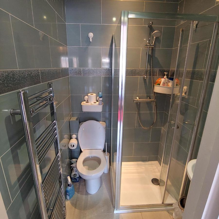 Ensuite Master Bedroom, Private Bathroom, Inside Family Home, Walking Distance To Harry Potter วัตฟอร์ด ภายนอก รูปภาพ