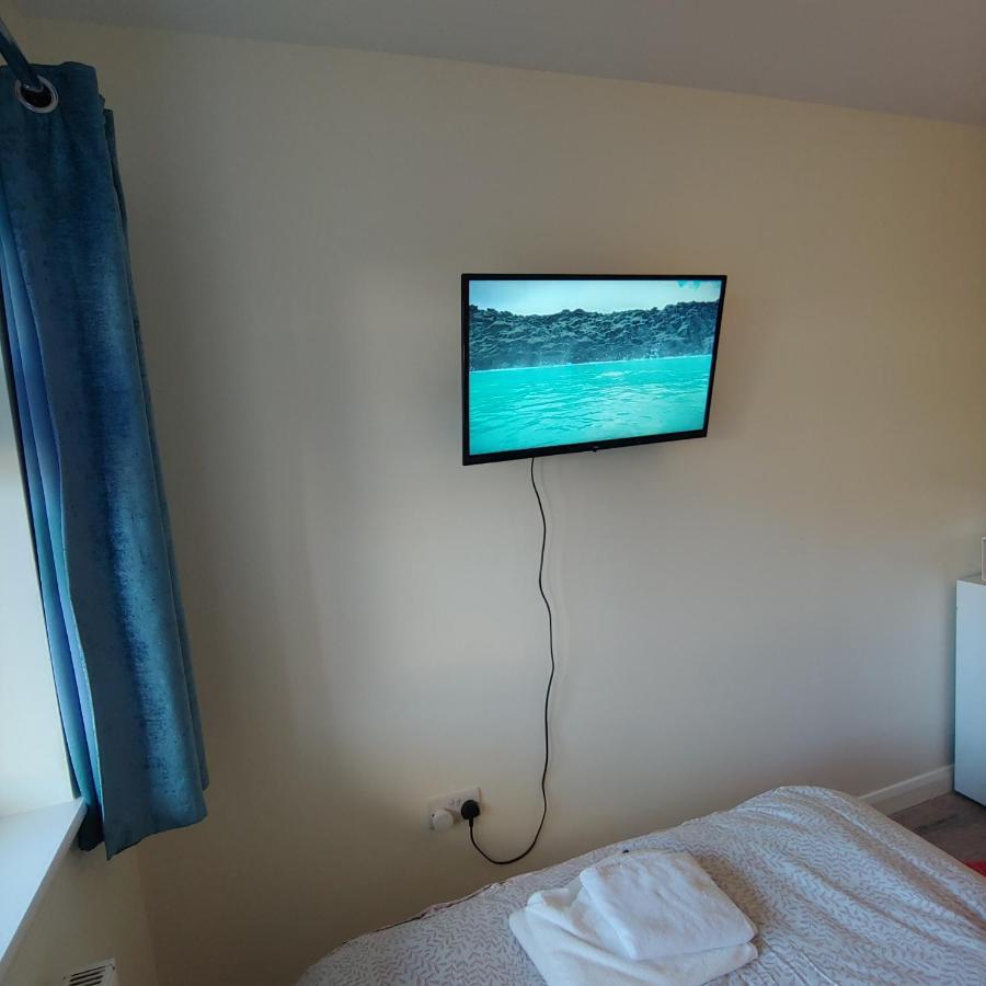 Ensuite Master Bedroom, Private Bathroom, Inside Family Home, Walking Distance To Harry Potter วัตฟอร์ด ภายนอก รูปภาพ