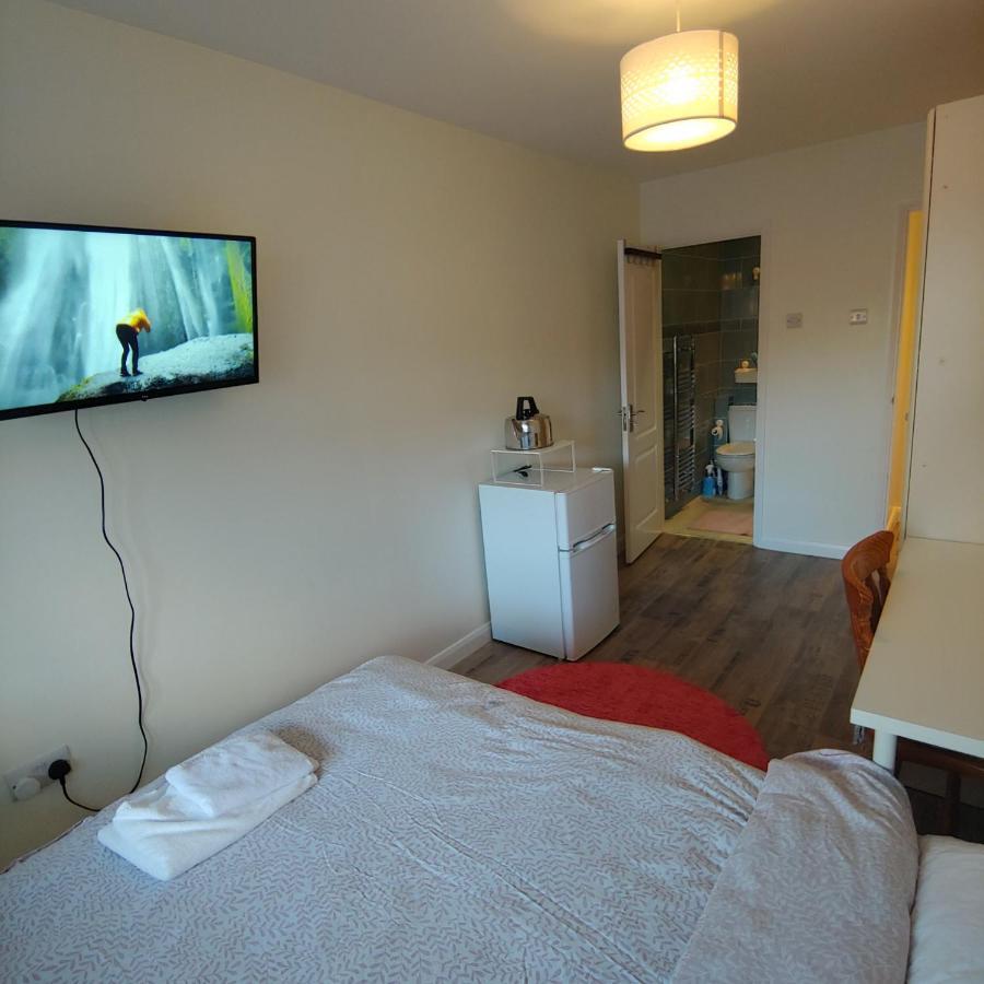 Ensuite Master Bedroom, Private Bathroom, Inside Family Home, Walking Distance To Harry Potter วัตฟอร์ด ภายนอก รูปภาพ