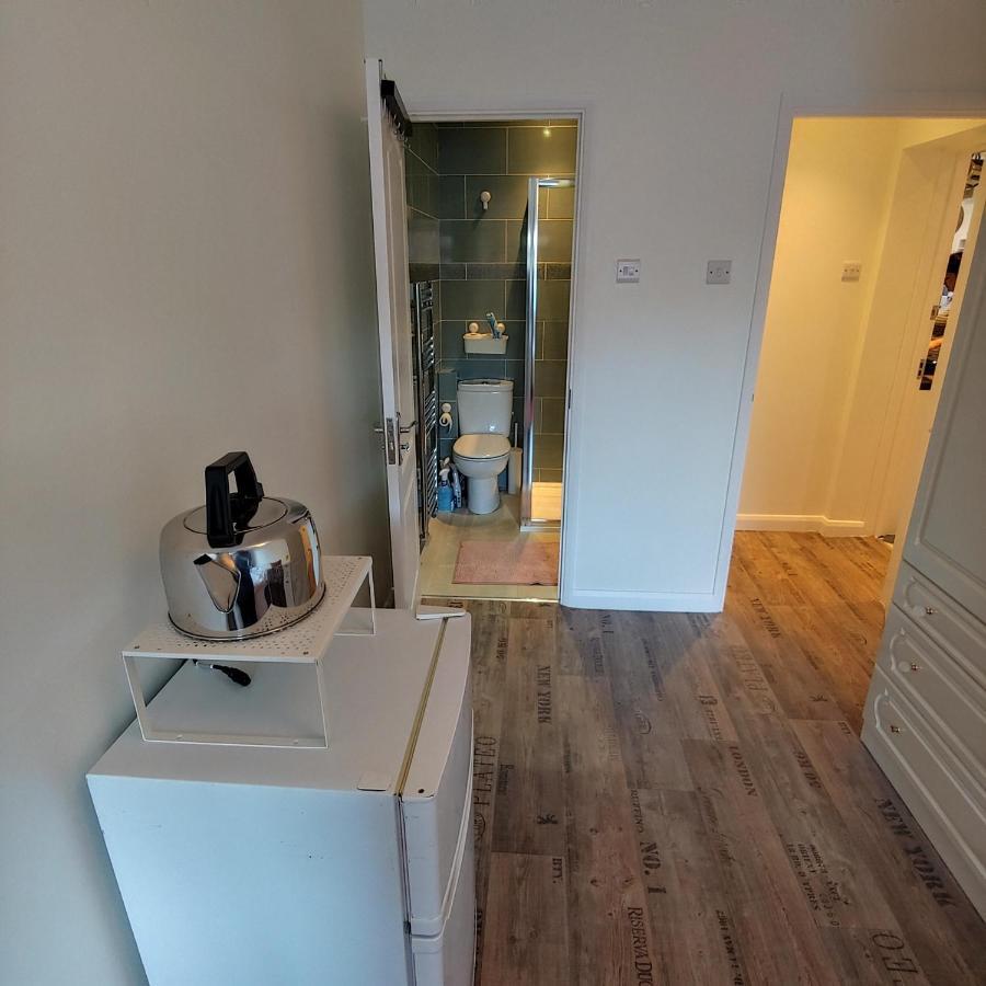 Ensuite Master Bedroom, Private Bathroom, Inside Family Home, Walking Distance To Harry Potter วัตฟอร์ด ภายนอก รูปภาพ