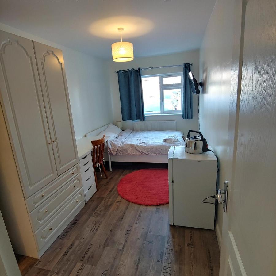 Ensuite Master Bedroom, Private Bathroom, Inside Family Home, Walking Distance To Harry Potter วัตฟอร์ด ภายนอก รูปภาพ
