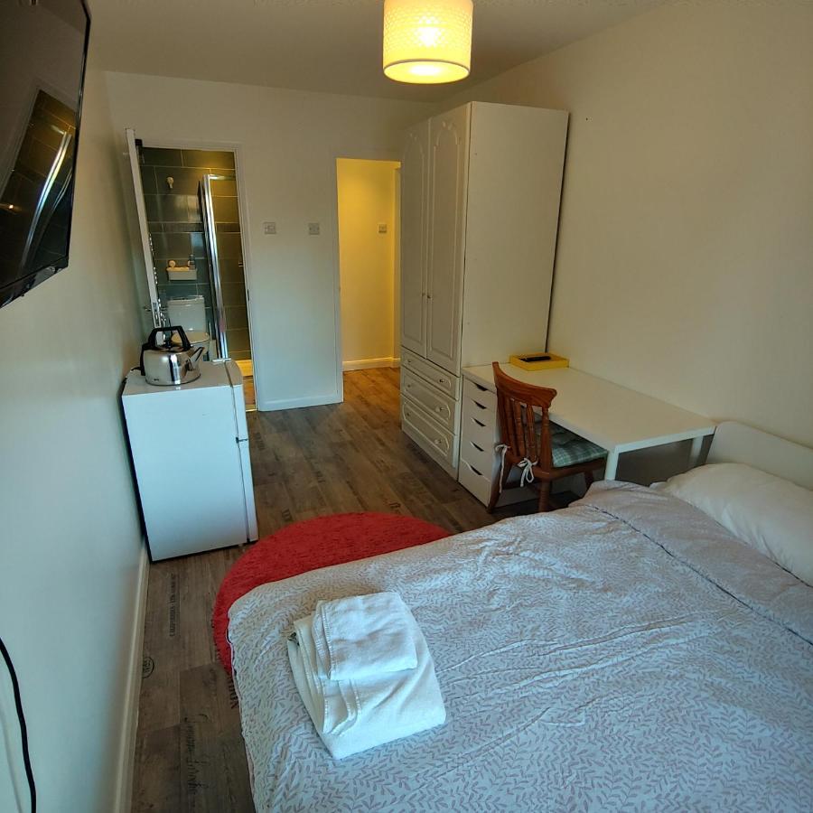 Ensuite Master Bedroom, Private Bathroom, Inside Family Home, Walking Distance To Harry Potter วัตฟอร์ด ภายนอก รูปภาพ