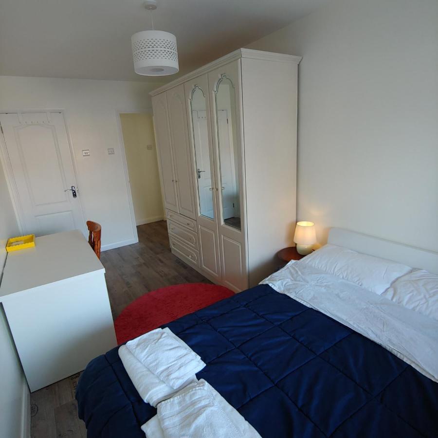 Ensuite Master Bedroom, Private Bathroom, Inside Family Home, Walking Distance To Harry Potter วัตฟอร์ด ภายนอก รูปภาพ