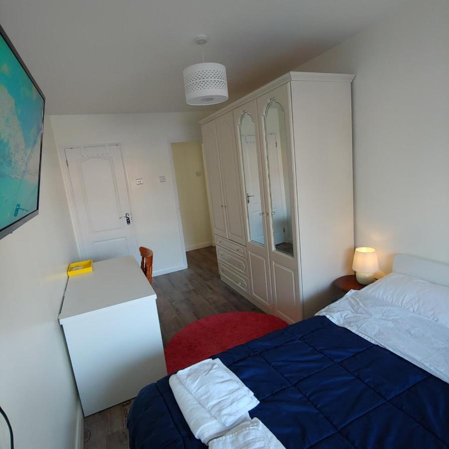Ensuite Master Bedroom, Private Bathroom, Inside Family Home, Walking Distance To Harry Potter วัตฟอร์ด ภายนอก รูปภาพ