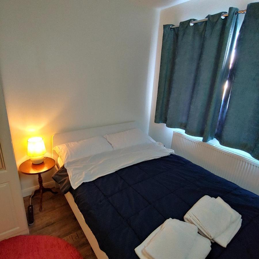 Ensuite Master Bedroom, Private Bathroom, Inside Family Home, Walking Distance To Harry Potter วัตฟอร์ด ภายนอก รูปภาพ