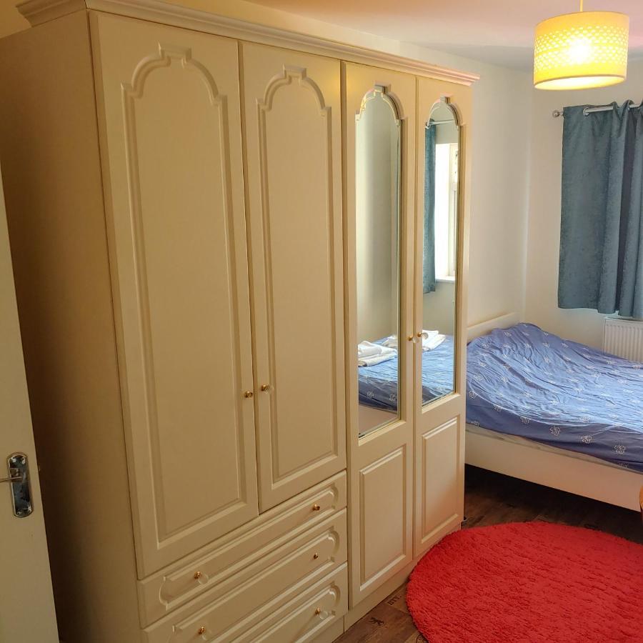 Ensuite Master Bedroom, Private Bathroom, Inside Family Home, Walking Distance To Harry Potter วัตฟอร์ด ภายนอก รูปภาพ