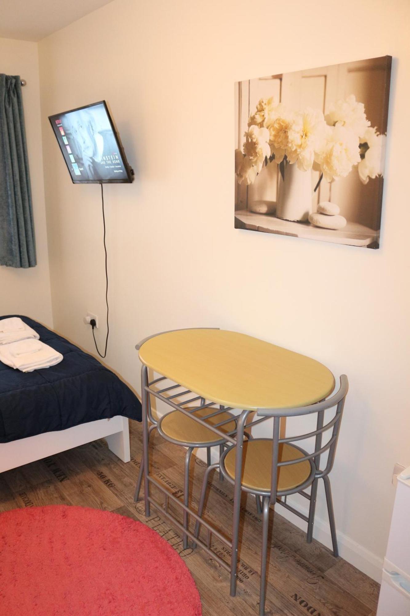 Ensuite Master Bedroom, Private Bathroom, Inside Family Home, Walking Distance To Harry Potter วัตฟอร์ด ภายนอก รูปภาพ