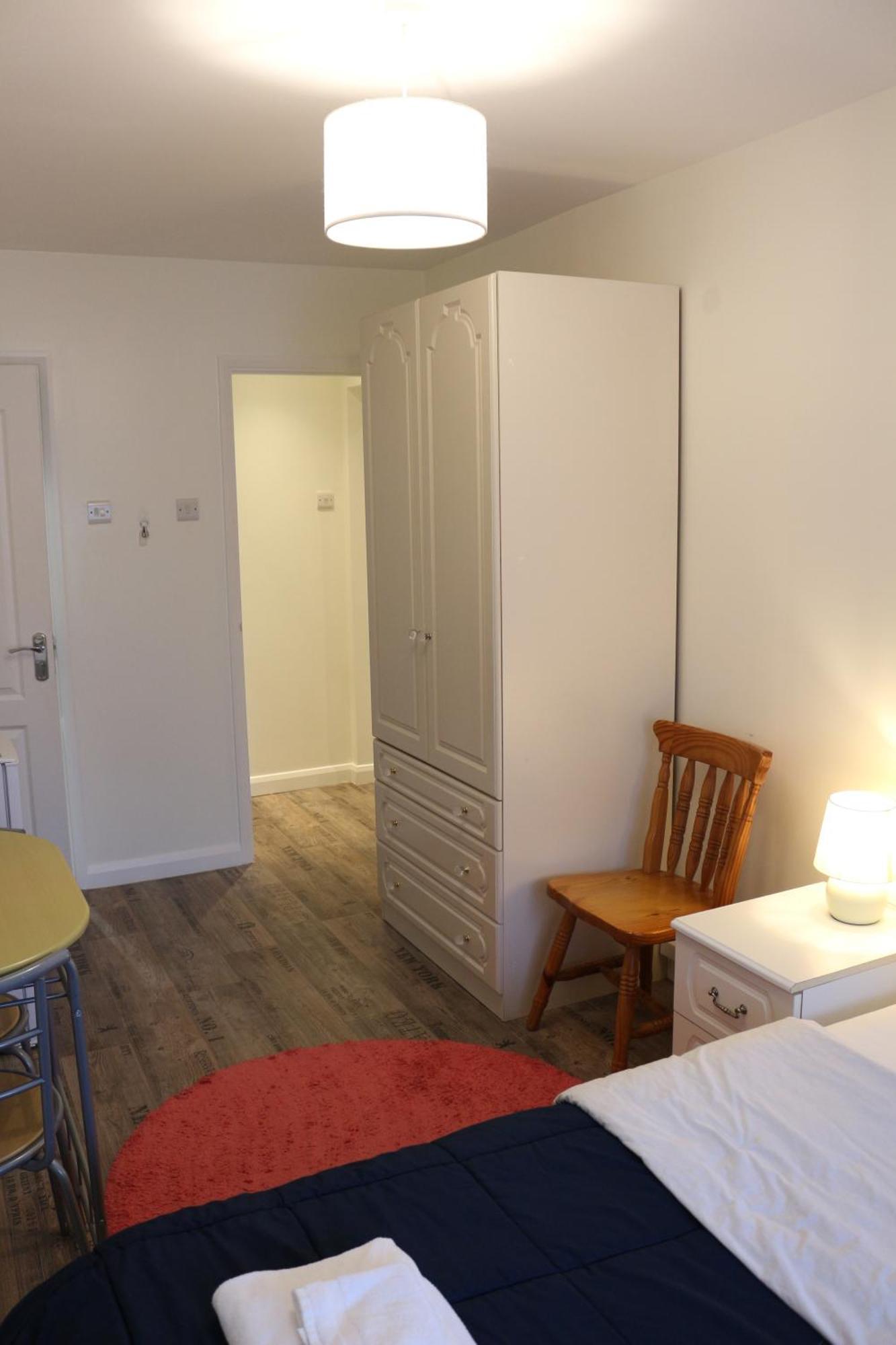 Ensuite Master Bedroom, Private Bathroom, Inside Family Home, Walking Distance To Harry Potter วัตฟอร์ด ภายนอก รูปภาพ