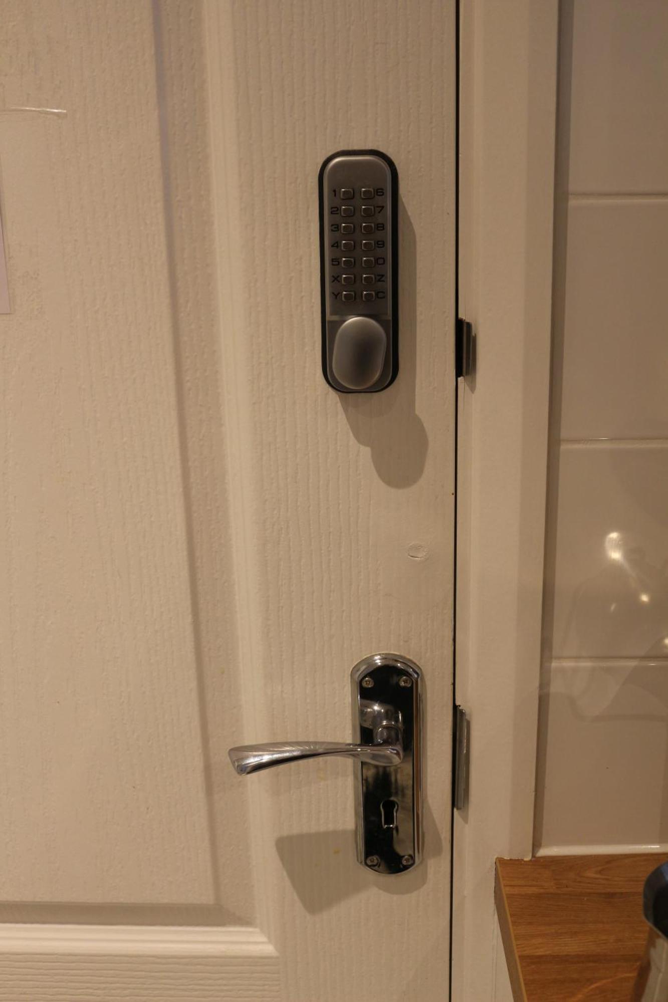 Ensuite Master Bedroom, Private Bathroom, Inside Family Home, Walking Distance To Harry Potter วัตฟอร์ด ภายนอก รูปภาพ
