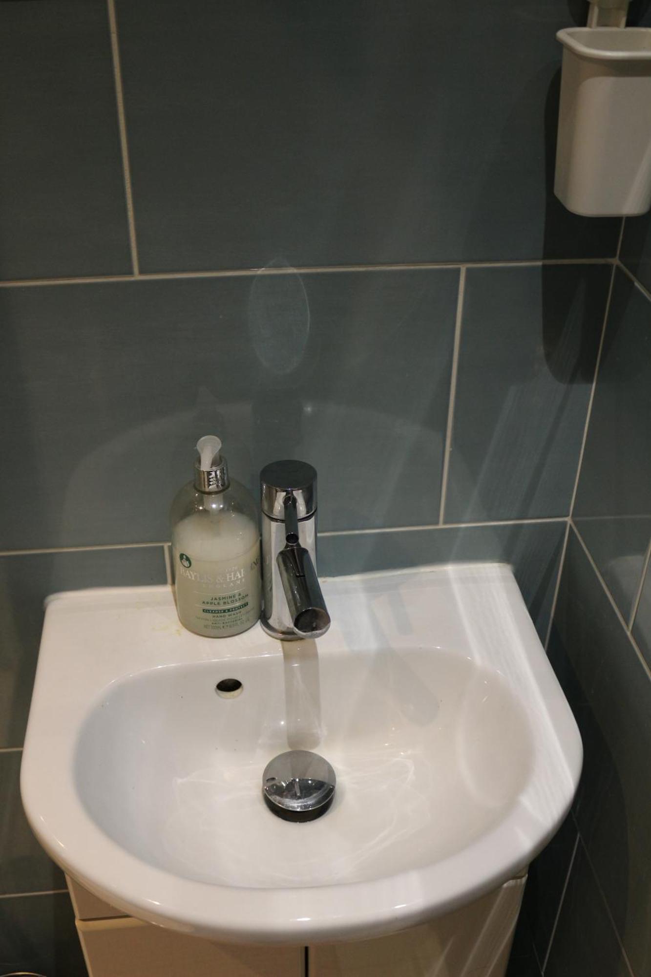 Ensuite Master Bedroom, Private Bathroom, Inside Family Home, Walking Distance To Harry Potter วัตฟอร์ด ภายนอก รูปภาพ